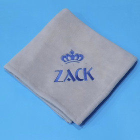 szary kocyk dla psa z niebieskim imieniem zack sweetapaszka.pl